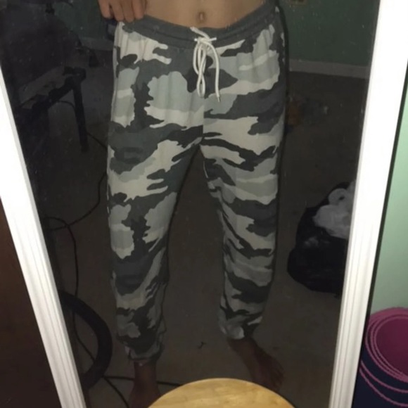 jogger with zipper ankle